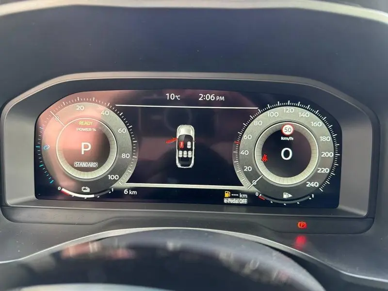 Tableau de bord numérique du Nissan Qashqai Hybrid e-POWER 2025, affichage vitesse et état véhicule en vue frontale.