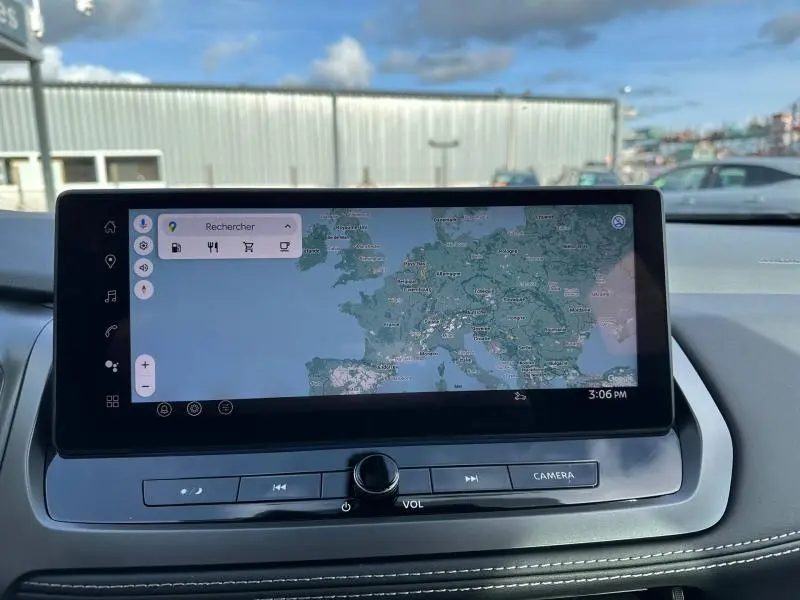 Écran tactile central du Nissan Qashqai Hybrid e-POWER 2025 montrant une carte de navigation, avec commandes audio en dessous.
