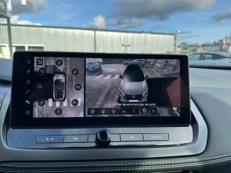 Écran central montrant la caméra 360° avec vue aérienne et avant du Nissan Qashqai noir Kuro Métallisé 2025.