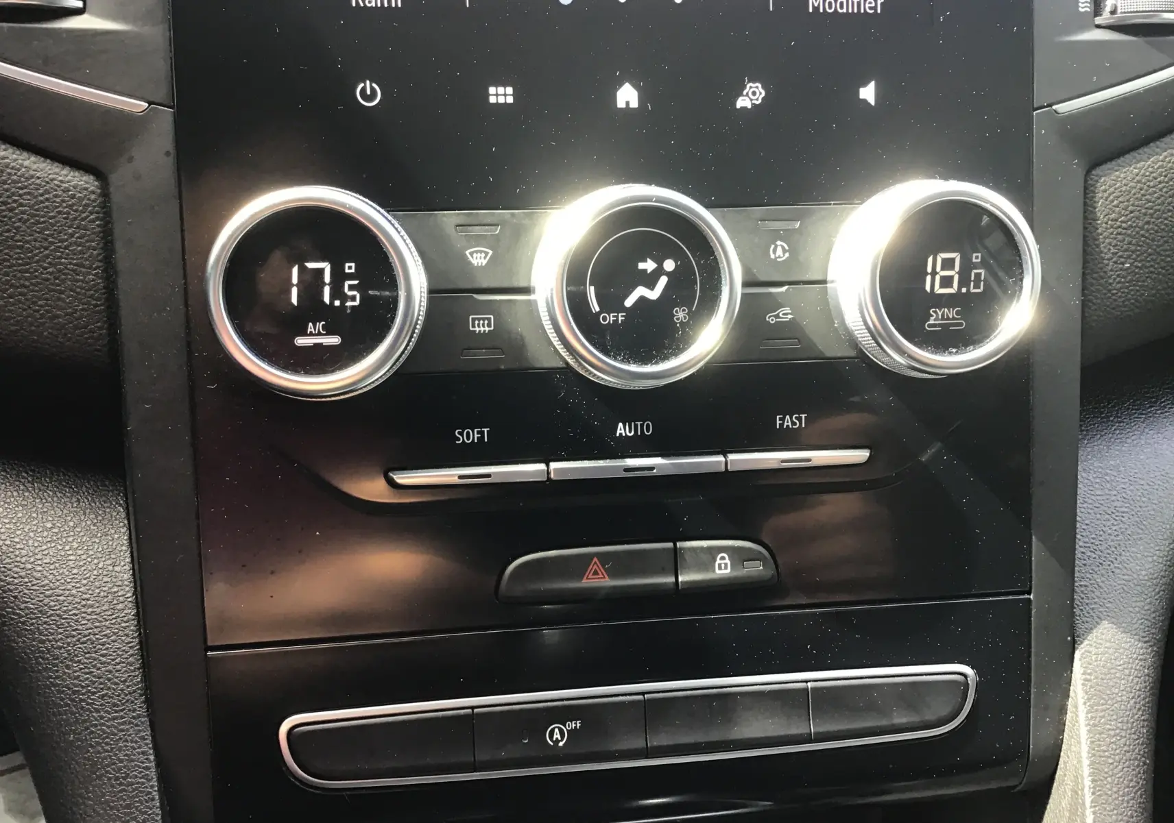 Détail du tableau de bord de la Renault Megane IV Société 2021, montrant les commandes de climatisation digitales et boutons centraux.