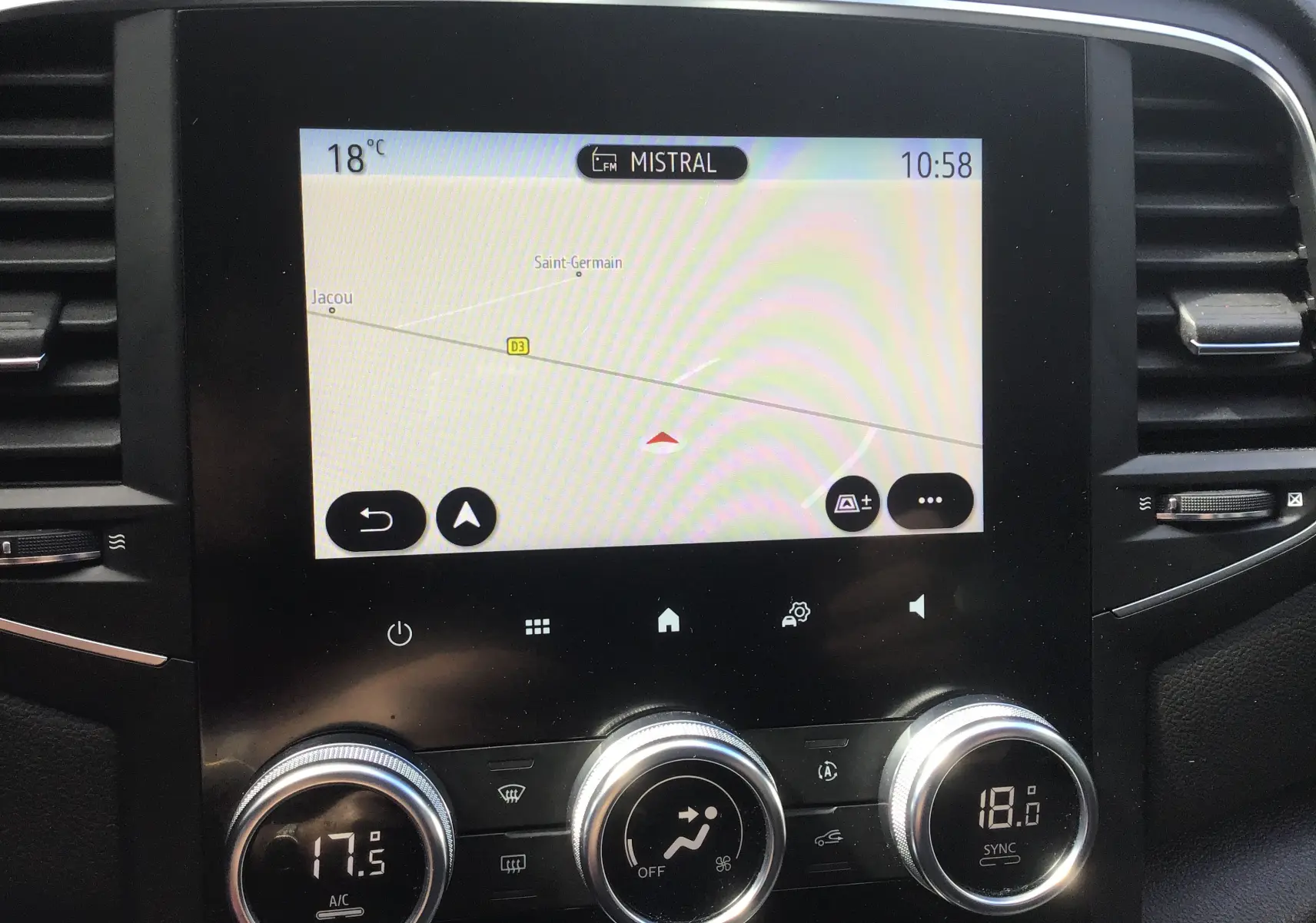 Gros plan sur l’écran tactile central et la console de climatisation du Renault Mégane IV Société blanc, affichant la navigation GPS.