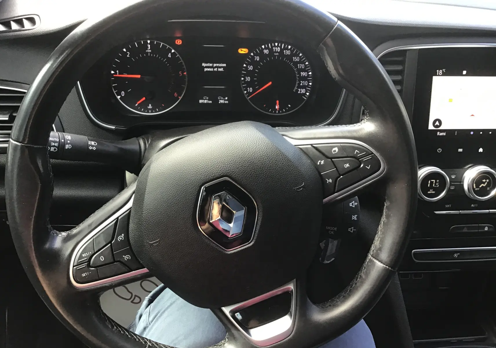 Vue rapprochée du volant noir de la Renault Mégane IV Société 2021 avec tableau de bord et écran tactile visibles.
