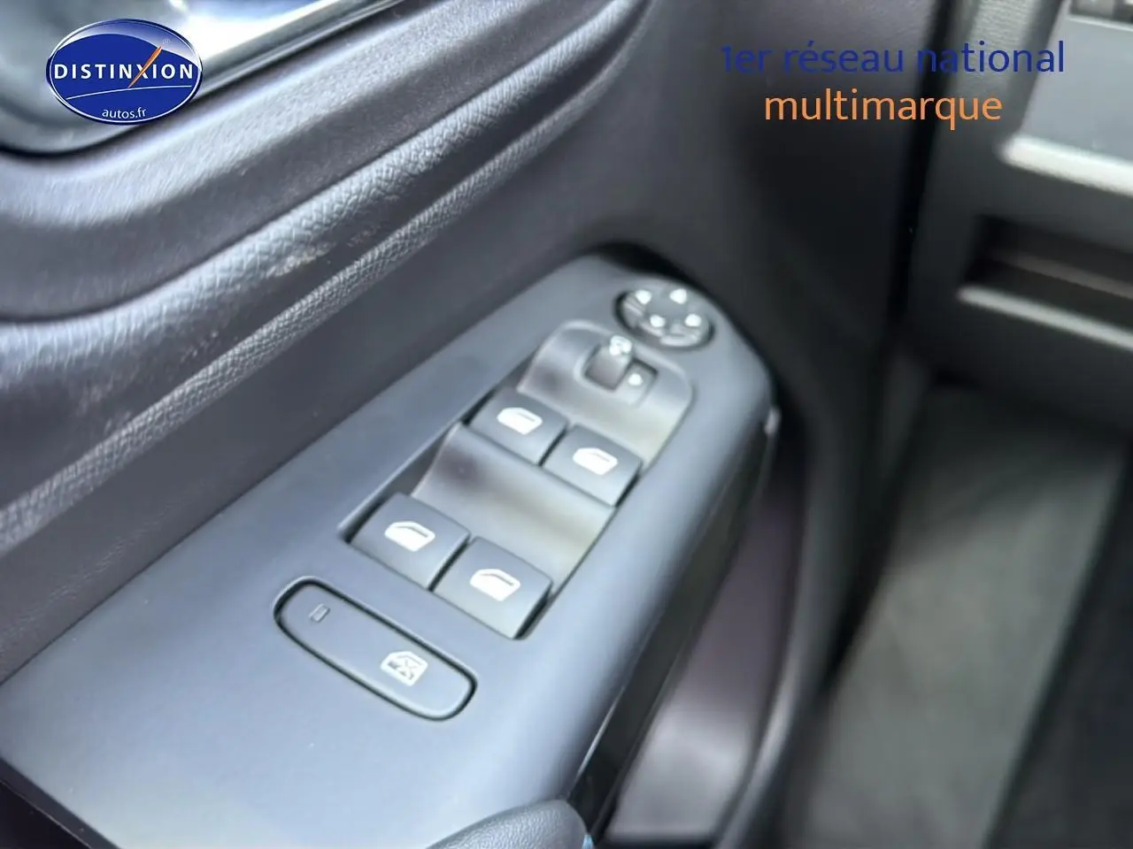 Gros plan sur les commandes des vitres électriques côté conducteur du Citroën C5 Aircross noir Perla Nera 2025.