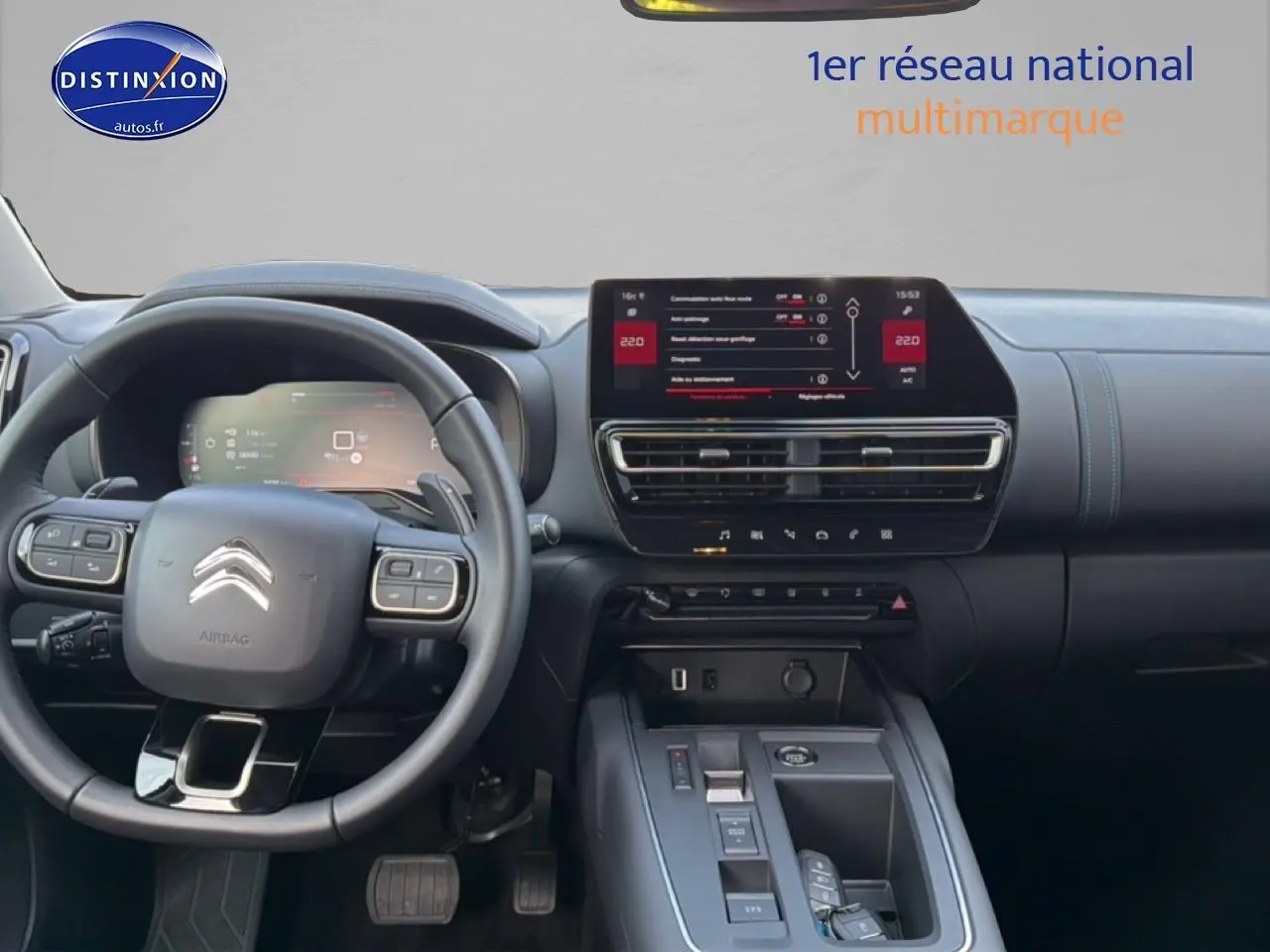 Vue intérieure du tableau de bord du Citroën C5 Aircross 2025 noir, avec volant multifonction et écran tactile central.