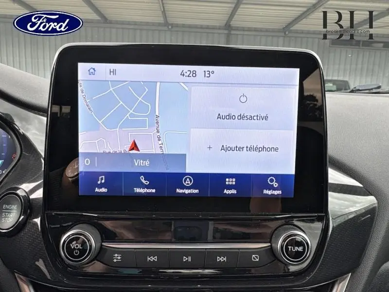 Vue rapprochée de l’écran tactile central du Ford Puma 2023, affichant la navigation et les commandes multimédia.