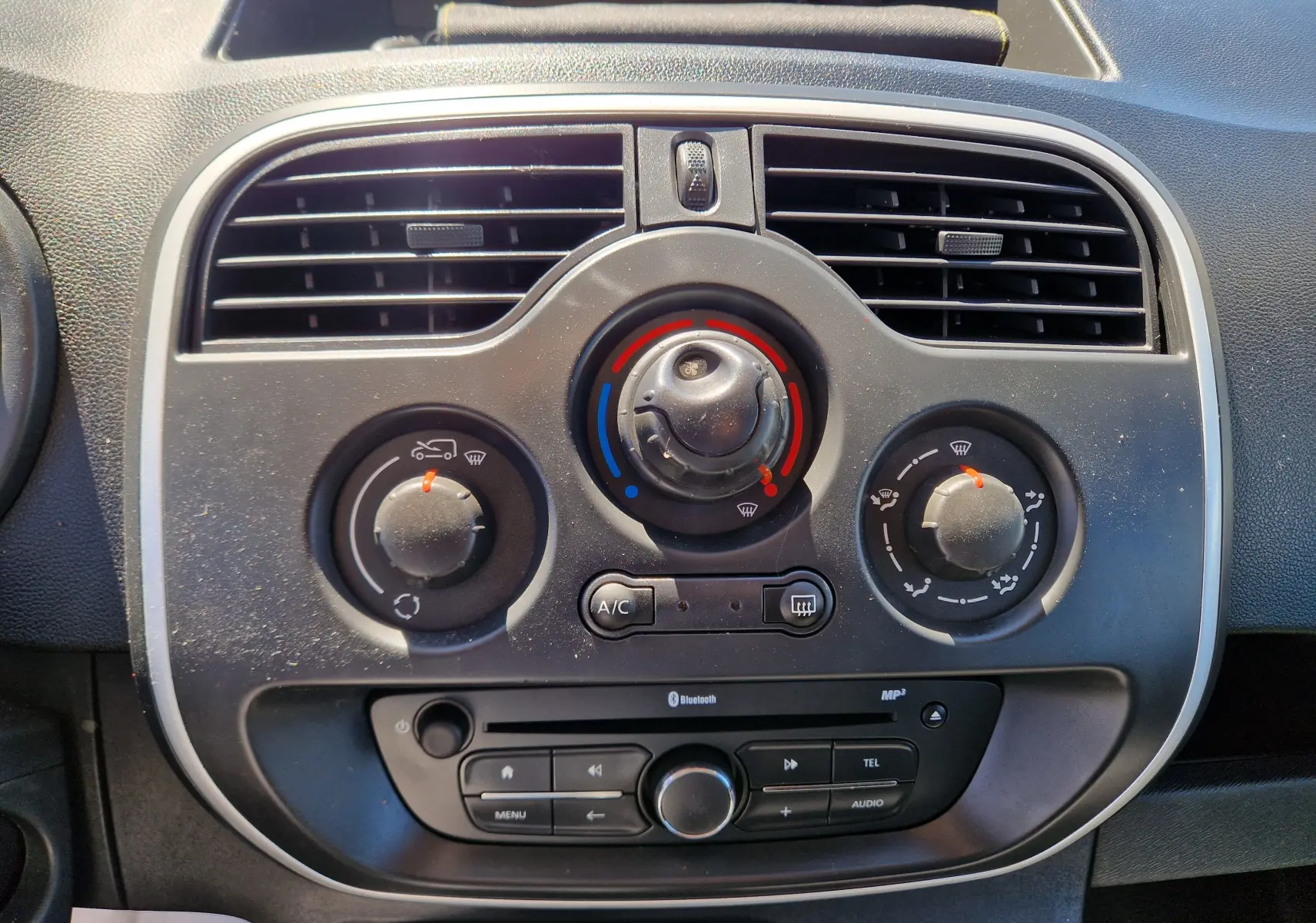 Écran central du Renault Kangoo 2021 montrant l'alerte de proximité avec représentation du véhicule blanc.