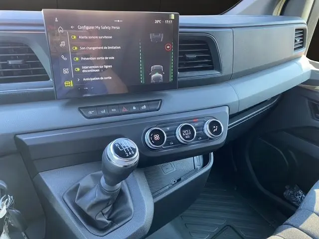 Vue intérieure du tableau de bord du Renault Master 2025 avec écran de caméra de recul et levier de vitesse manuel.