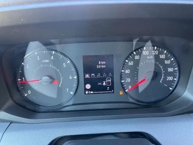 Vue intérieure du tableau de bord du Renault Master 2025, mettant en valeur l'écran tactile et la boîte manuelle.
