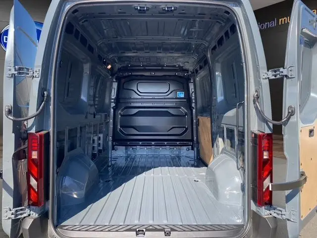 Vue intérieure arrière du Renault Master 2025 gris urbain, montrant l’espace de chargement tôlé et le plancher métallique.