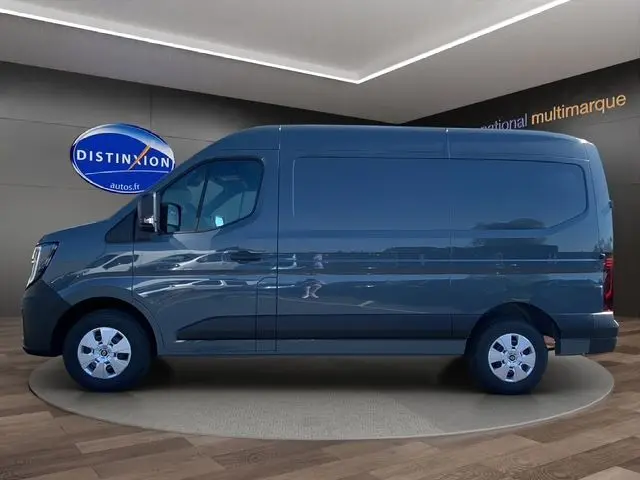 Vue de profil côté gauche du Renault Master 2025 gris urbain avec portes arrière tôlées et jantes argentées.