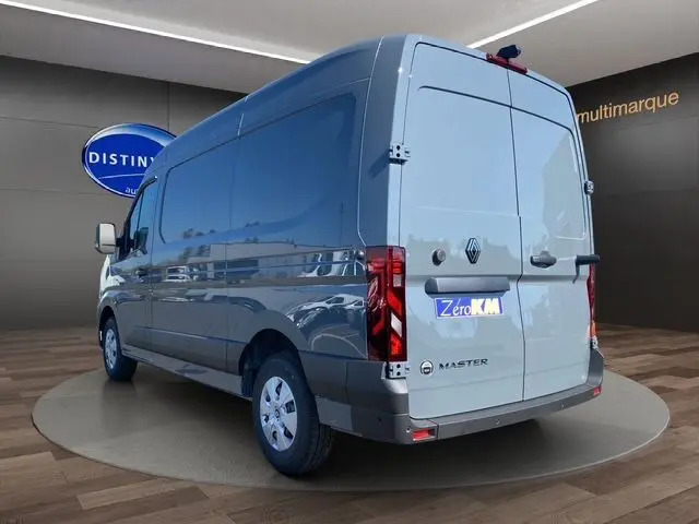 Vue 3/4 arrière droite du Renault Master gris urbain avec portes arrière tôlées et jantes acier.