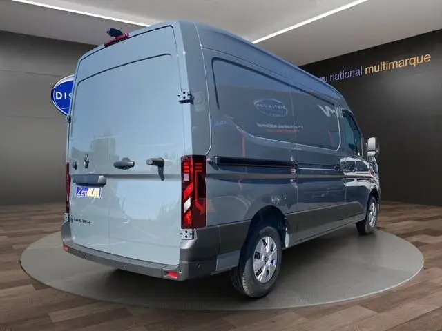 Vue 3/4 arrière droit du Renault Master gris urbain avec portes arrière tôlées et feux LED verticaux.