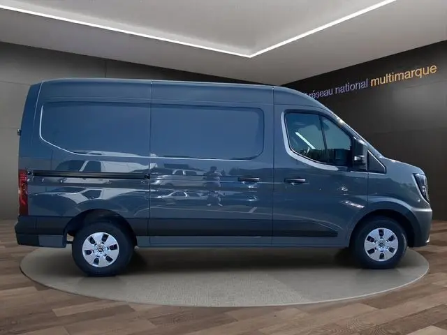 Vue de profil côté gauche d’un Renault Master 2025 gris urbain avec portes latérales et bas de caisse noirs.