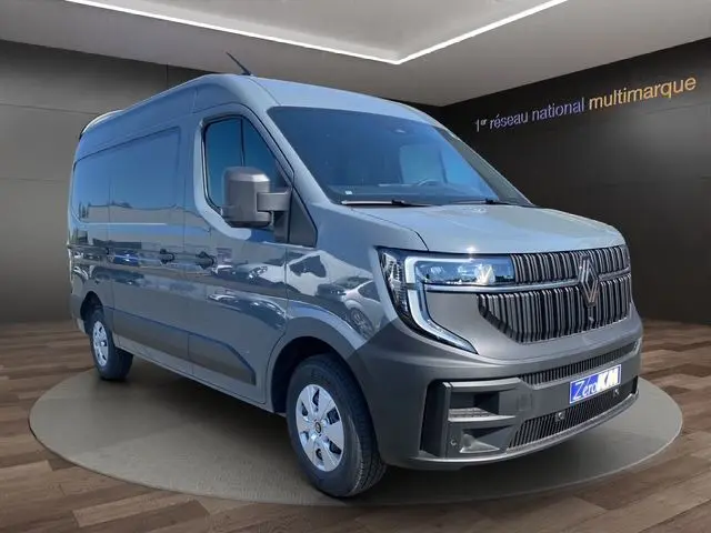 Renault Master gris urbain en vue 3/4 avant droit, avec calandre noire et roues équipées de pneus tous temps.