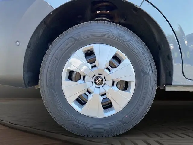 Gros plan sur la roue avant droite du Renault Master gris urbain avec jante et pneu Goodyear tous temps.