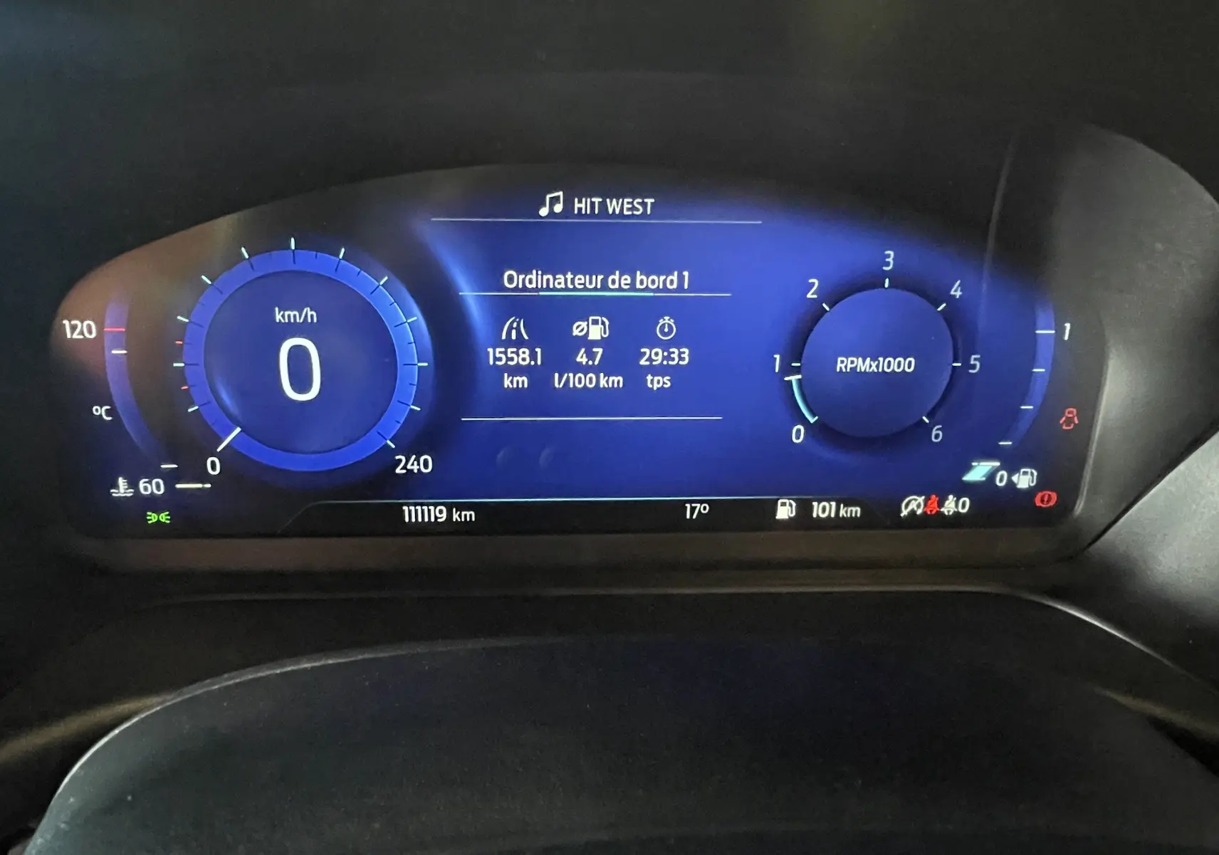 Tableau de bord numérique bleu du Ford Puma 1.5 EcoBlue 2020 affichant vitesse zéro et informations de bord.