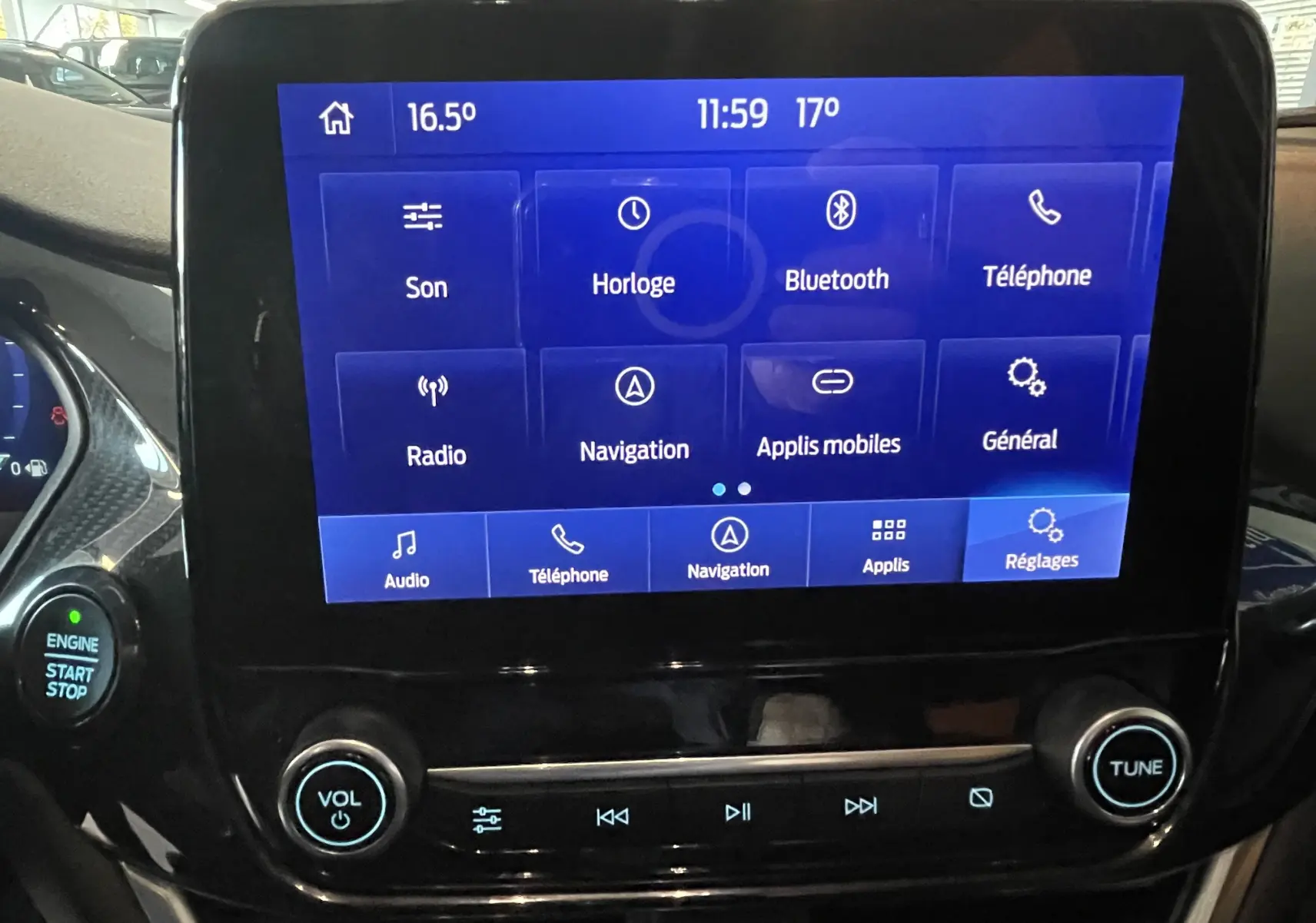 Écran tactile central du Ford Puma 1.5 EcoBlue 2020 montrant les réglages audio, téléphone et navigation.