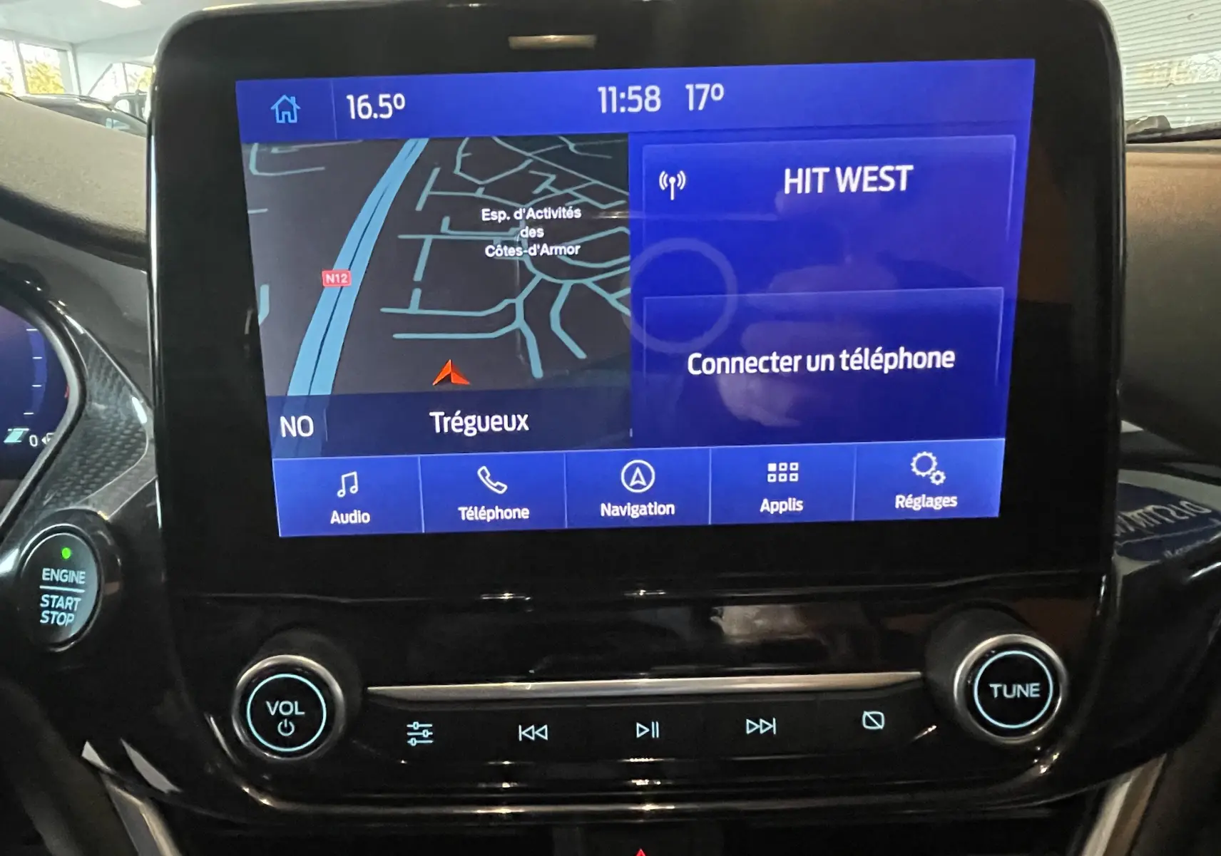 Écran tactile central du Ford Puma 1.5 EcoBlue 2020 montrant la navigation et les options audio dans un intérieur noir.