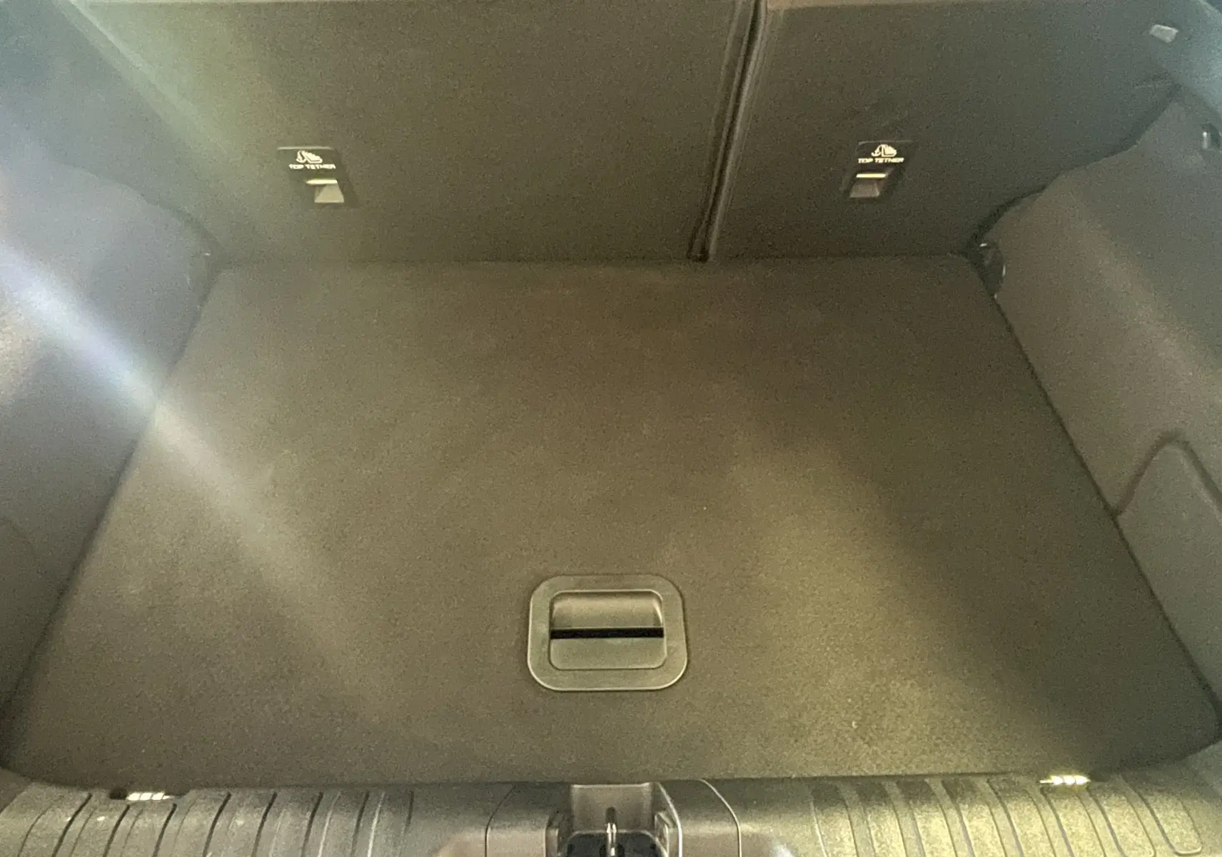 Coffre spacieux et propre du Ford Puma gris 1.5 EcoBlue 120ch, vue intérieure du compartiment arrière.