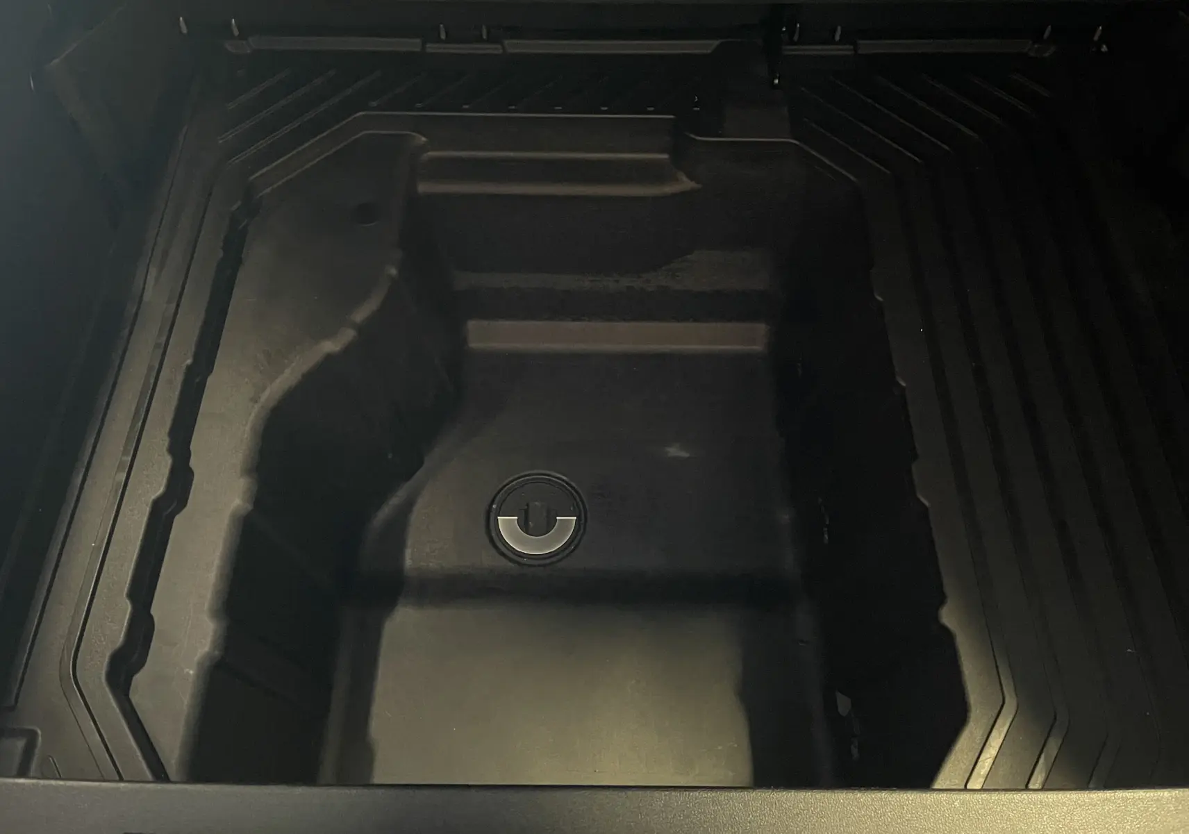 Coffre de rangement profond noir du Ford Puma 1.5 EcoBlue 120ch ST Line 2020, vue plongeante intérieure.