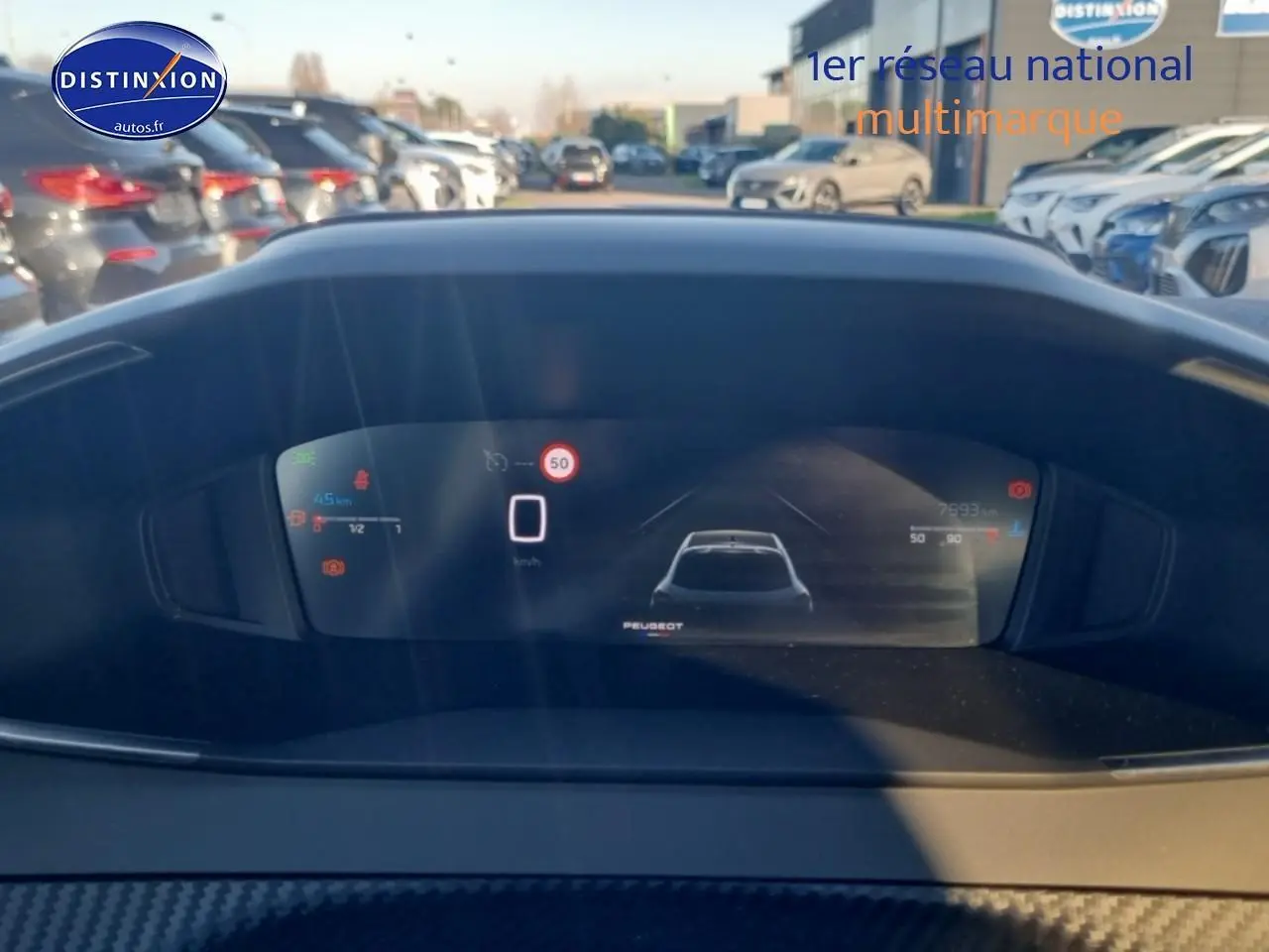 Tableau de bord numérique de Peugeot 208 1.2 100 Allure 2025 affichant la vitesse et aides à la conduite.