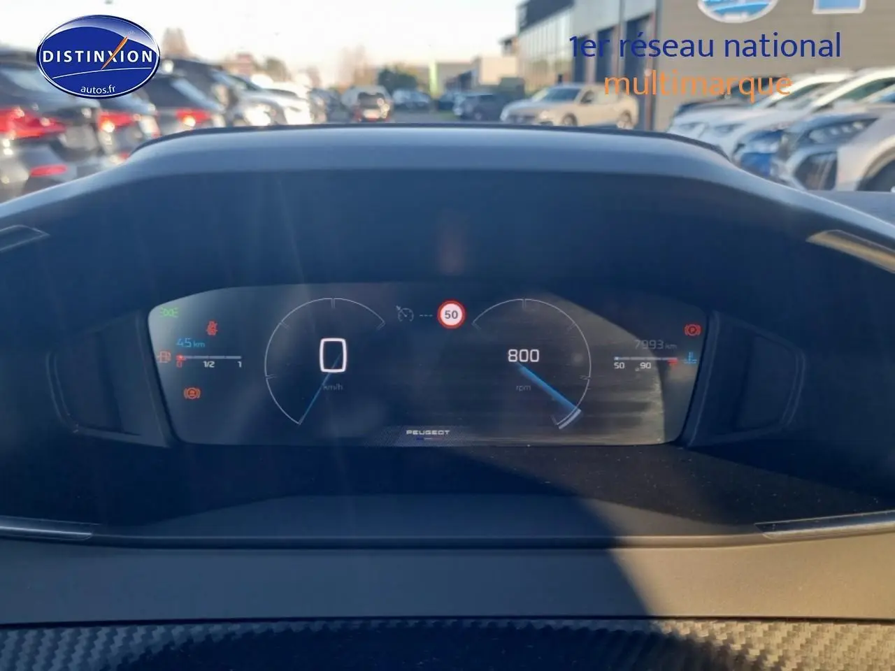 Tableau de bord numérique de Peugeot 208 1.2 100 Allure, affichage clair avec vitesse et compte-tours visibles.