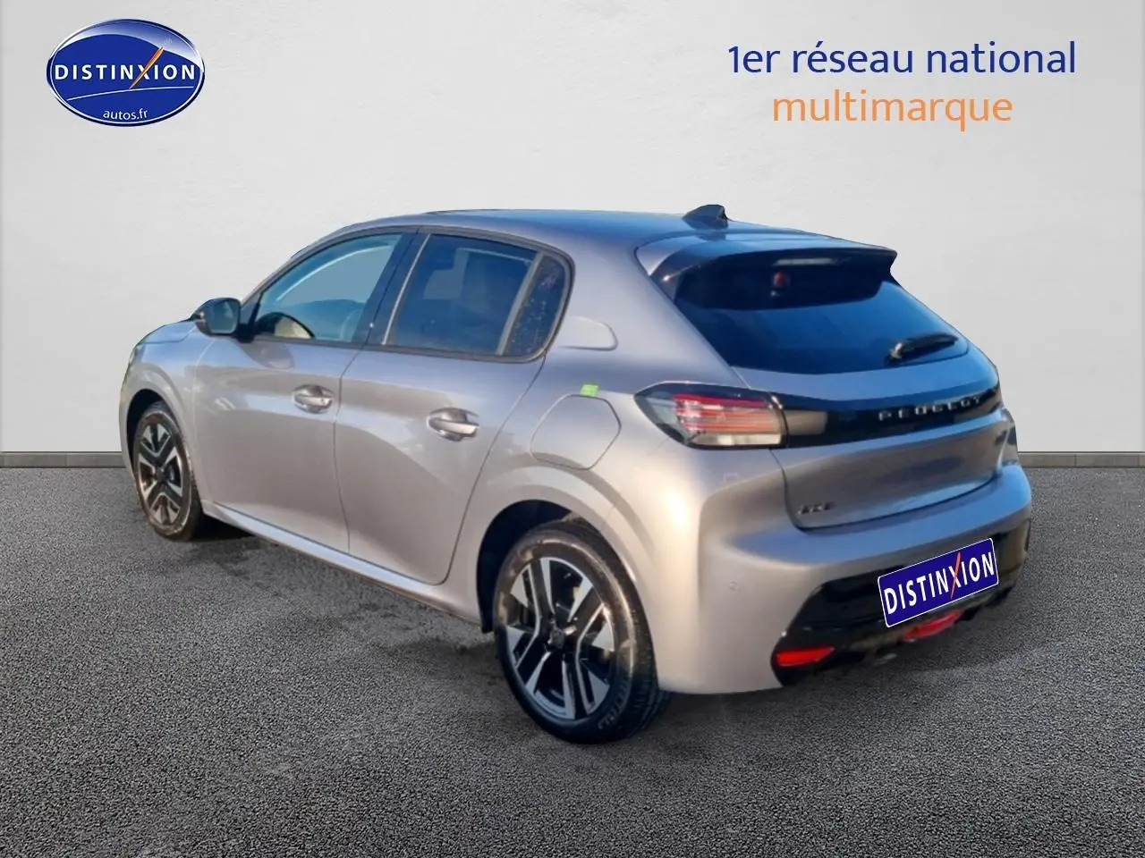 Vue 3/4 arrière droite d'une Peugeot 208 gris artense avec jantes alu et vitres teintées sur fond neutre.