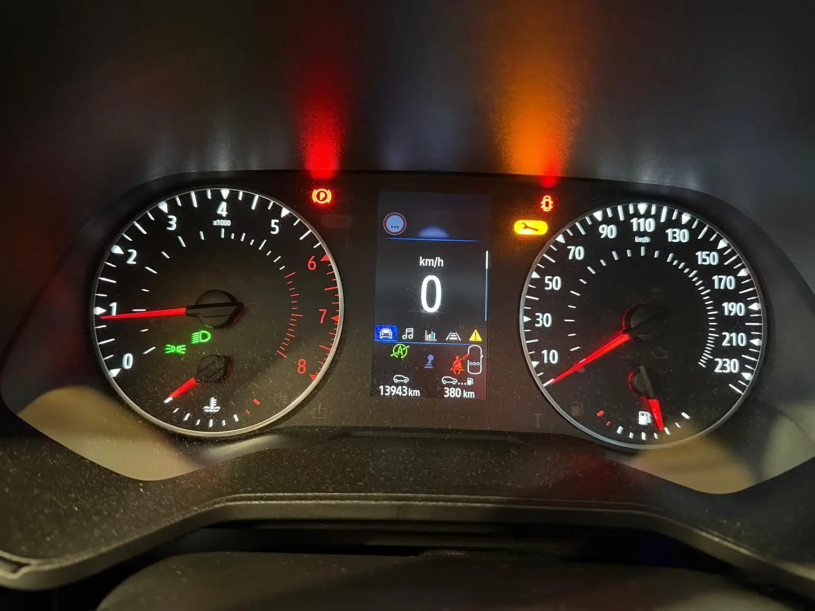 Vue rapprochée du tableau de bord de la Renault Clio 2023, affichant vitesse, compte-tours et témoins lumineux allumés.