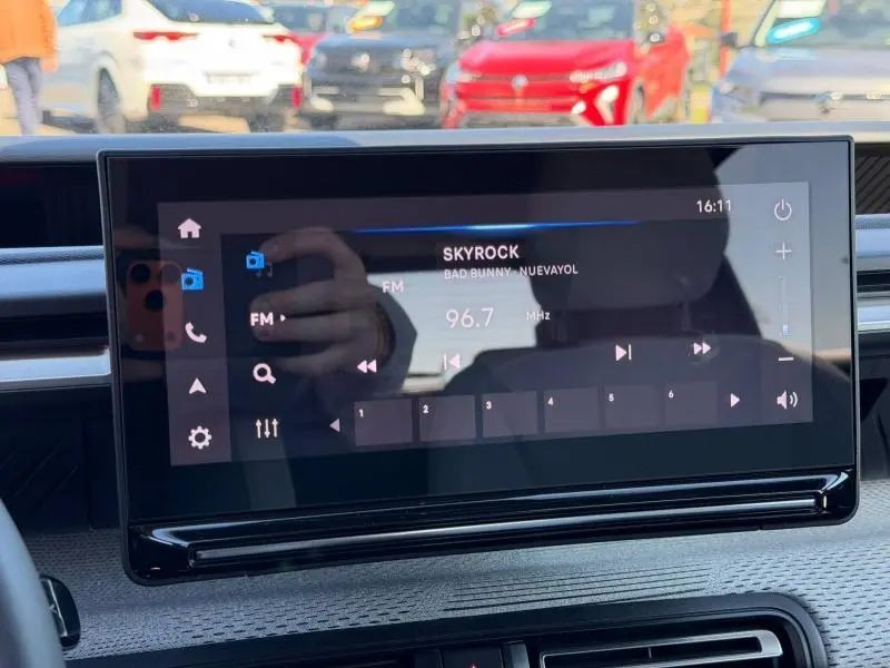 Écran tactile central du tableau de bord de la Citroën C3 1.2 Turbo 100ch MAX, affichant la radio FM sur fond noir.