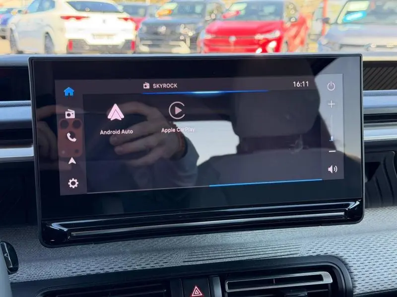 Écran tactile central de la Citroën C3 2025 affichant Android Auto et Apple CarPlay, intérieur moderne gris.