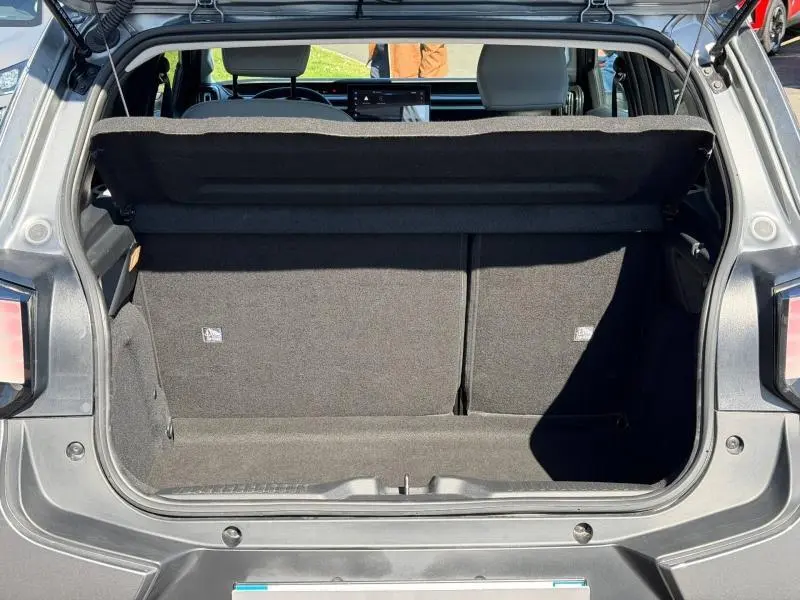 Coffre ouvert d'une Citroën C3 Gris Mercury vue arrière, montrant l'espace de chargement et la banquette arrière.