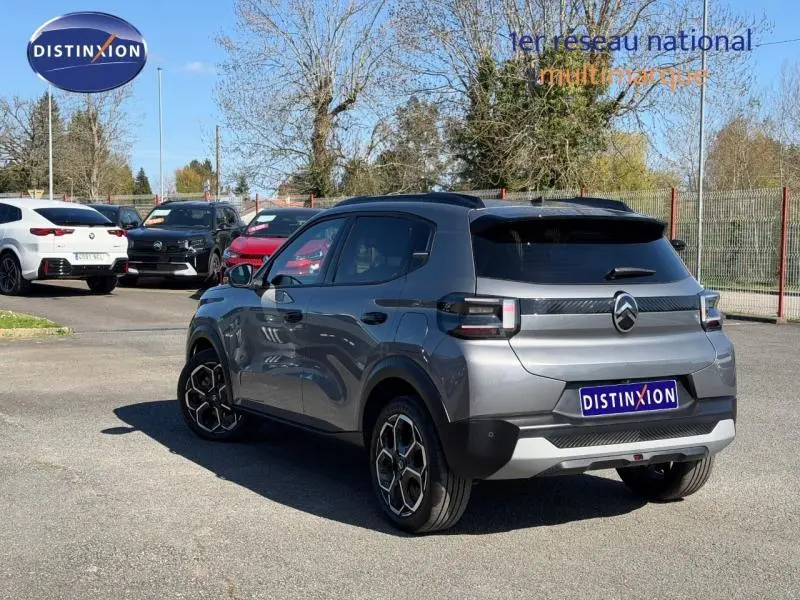 Citroën C3 1.2 Turbo 100ch MAX gris Mercury vue 3/4 arrière droit avec feux arrière noirs et jantes stylisées.