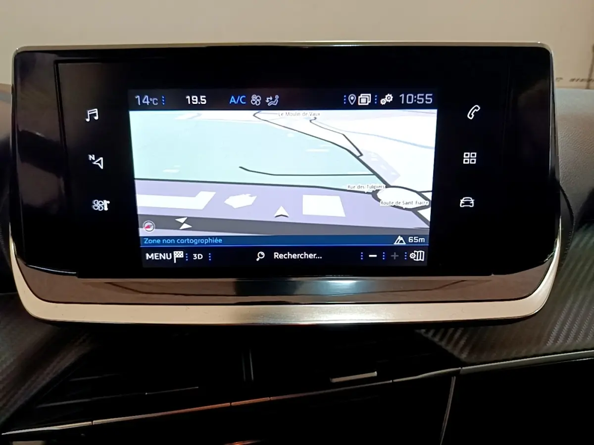 Écran tactile central du système de navigation de la Peugeot 2008 blanc, affichant une carte en 3D.