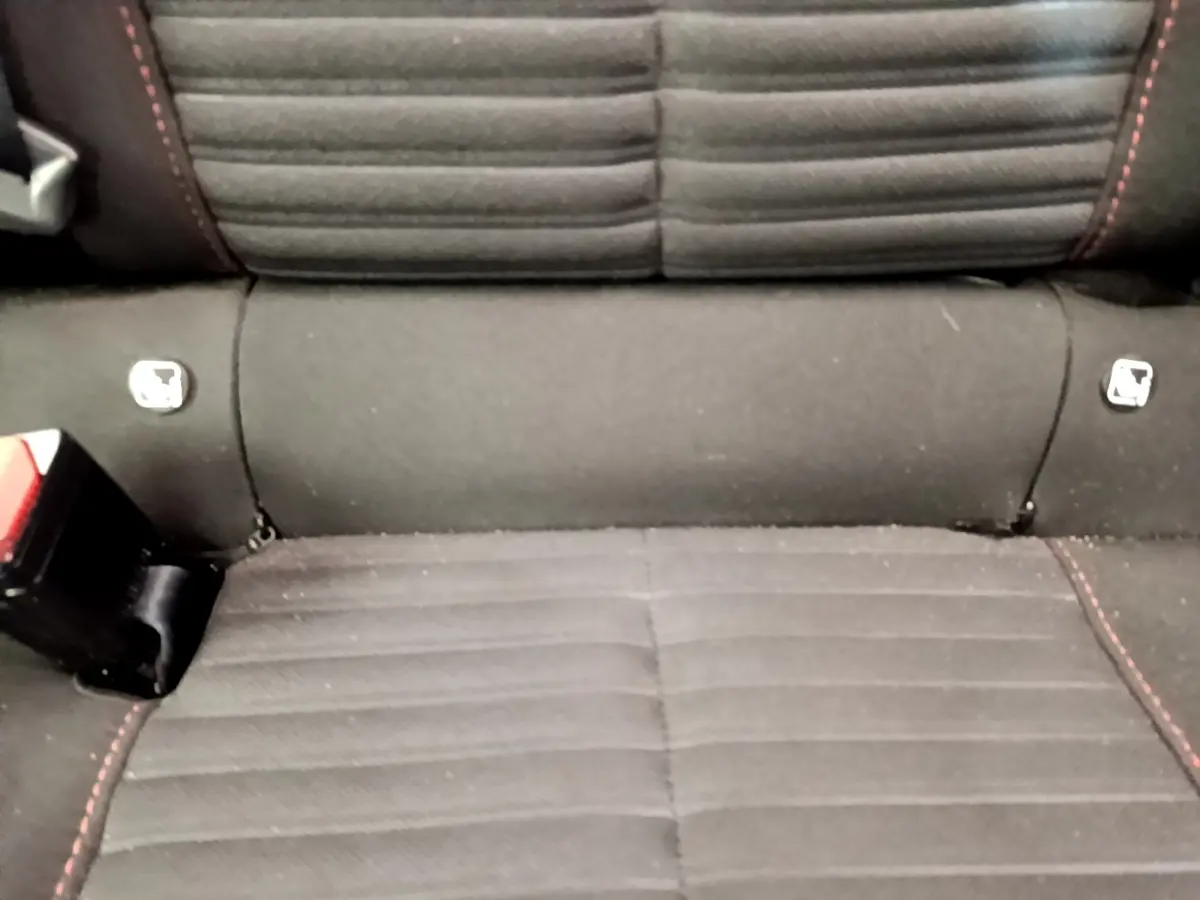 Gros plan sur la banquette arrière noire avec surpiqûres rouges du Peugeot 2008 BlueHDi 110 de 2021.