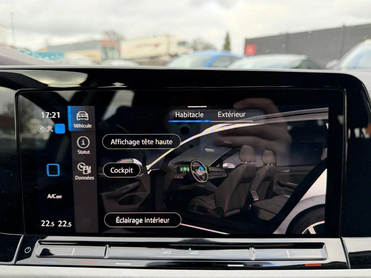 Vue latérale gauche de la Volkswagen Golf SW gris Urano 2022 avec jantes alliage et vitres teintées.