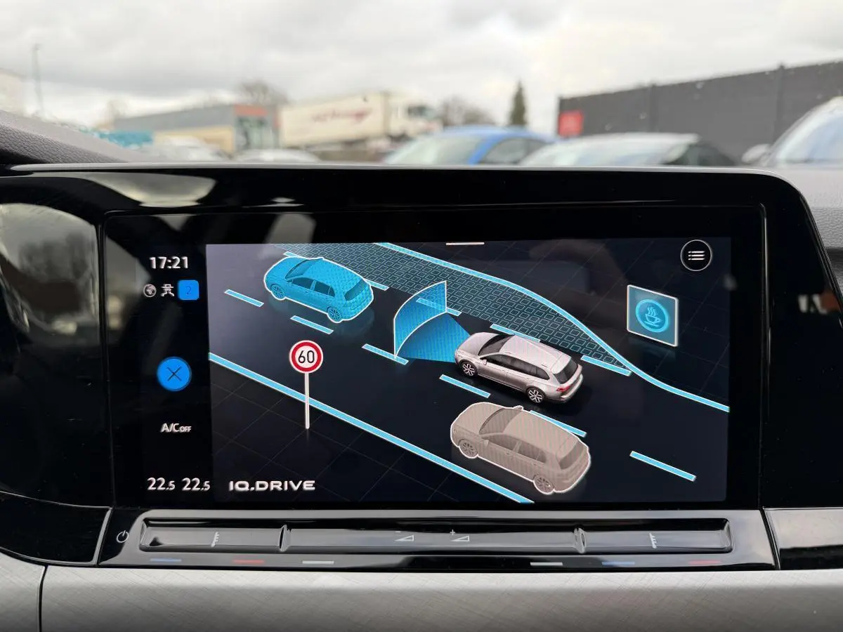Affichage digital intérieur du système d'assistance à la conduite sur Volkswagen Golf gris, vue de face du tableau de bord.