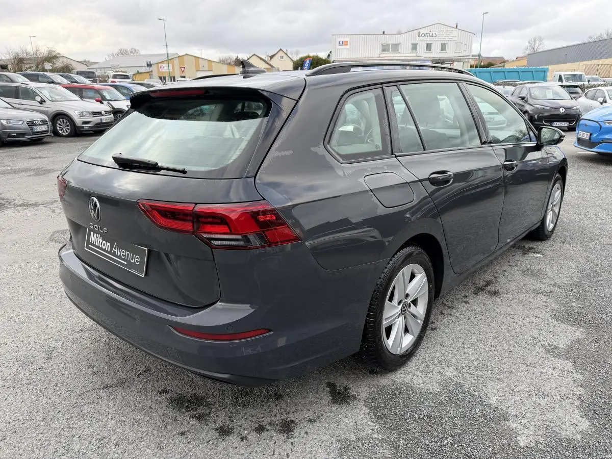 Volkswagen Golf SW gris vue 3/4 arrière droit, jantes alliage et feux arrière LED visibles.