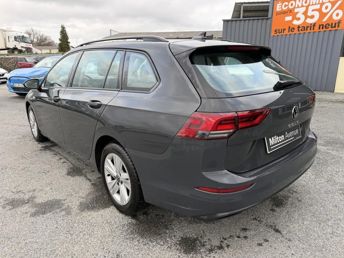 Vue 3/4 arrière droite d'une Volkswagen Golf SW gris Urano avec feux arrière LED et jantes alliage 16 pouces.