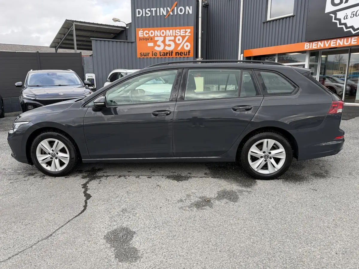 Volkswagen Golf SW gris Urano vue de profil côté gauche, jantes alliage 16 pouces, carrosserie lisse et moderne.