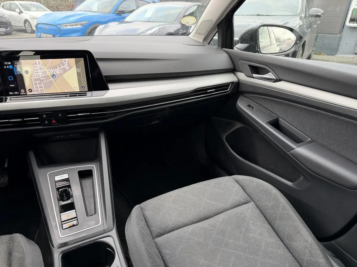 Vue intérieure côté passager avant de la Volkswagen Golf SW 2.0 TDI gris, avec tableau de bord et écran tactile visible.