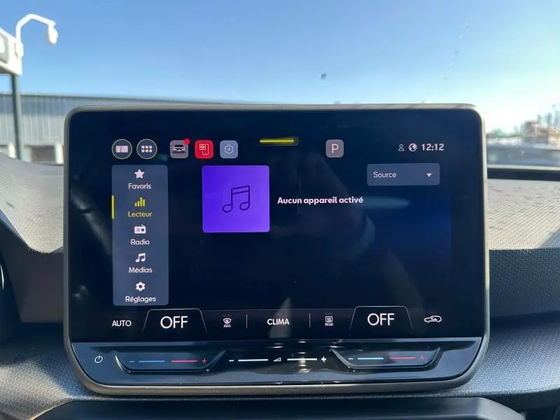 Écran tactile central du tableau de bord du SEAT LEON ST 2025, affichant le menu multimédia sans appareil connecté.