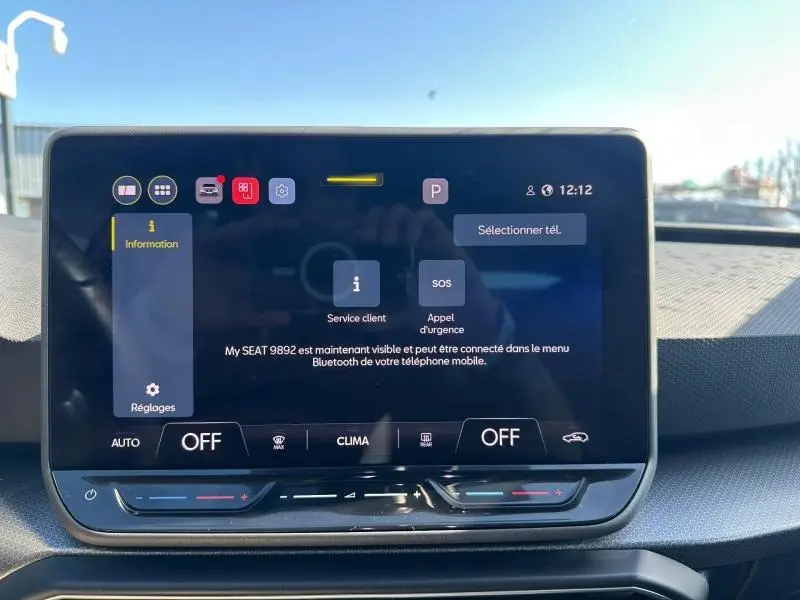 Écran tactile central du tableau de bord du SEAT LEON ST 2025, affichant le menu d'informations et réglages.