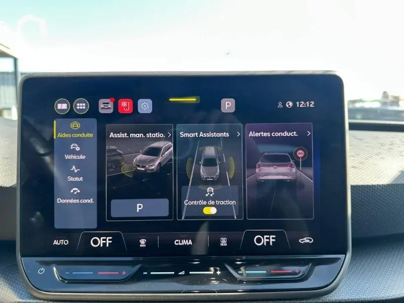 Écran tactile central du tableau de bord du SEAT LEON ST 2025 affichant les aides à la conduite et assistants intelligents.