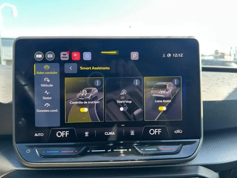 Écran tactile du tableau de bord du SEAT LEON ST 2025 affichant les assistants de conduite, intérieur moderne et lumineux.