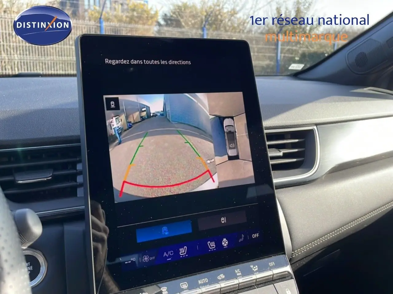 Vue intérieure du tableau de bord du Renault Symbioz gris cassiopée métal 2025, écran tactile affichant la caméra de recul 360°.
