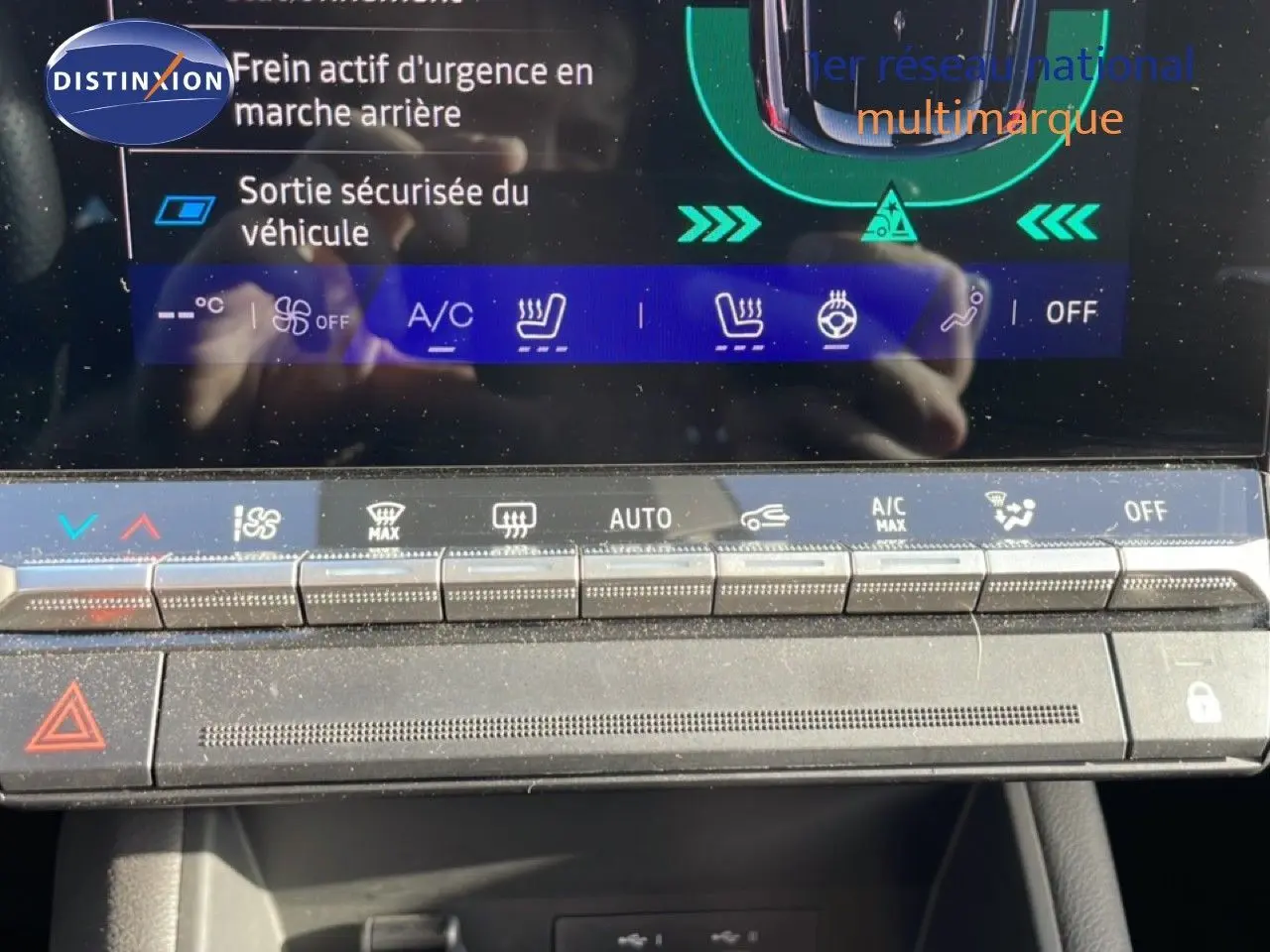 Détail de la console centrale avec commandes climatisation et écran tactile du Renault Symbioz gris Cassiopée 2025.