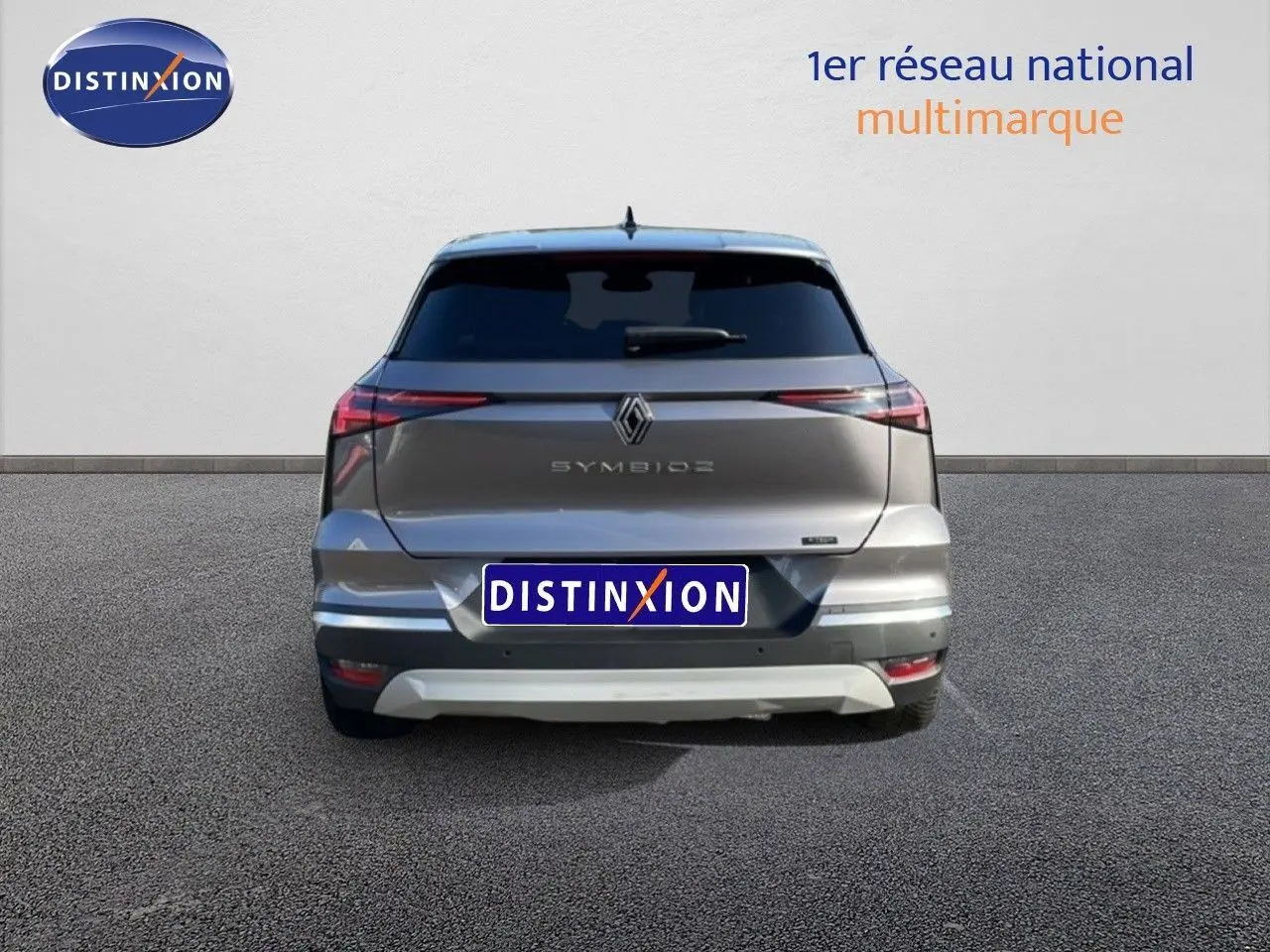 Vue arrière du Renault Symbioz gris cassiopée métal avec feux LED fins et logo centré sur fond neutre.