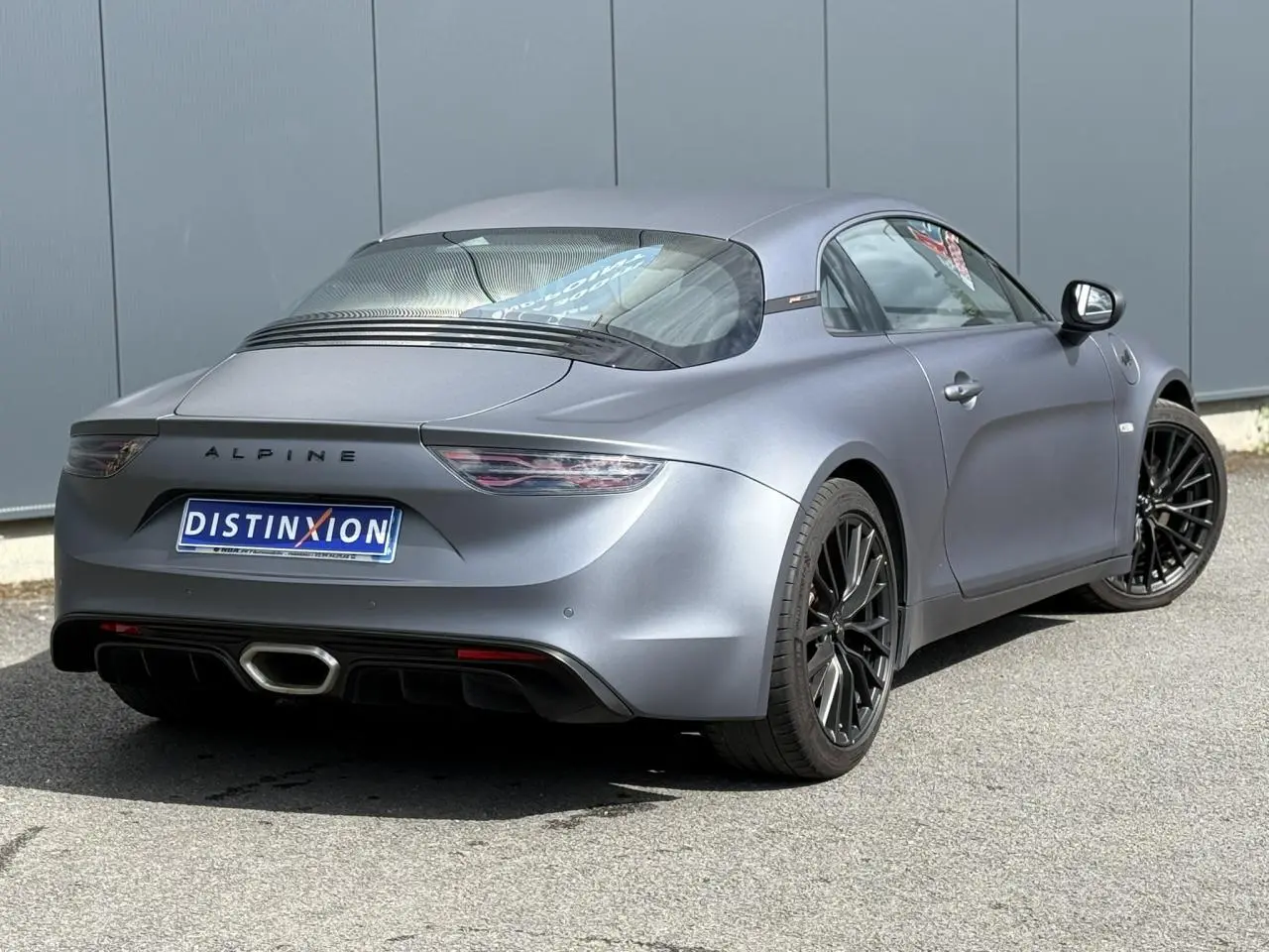 Vue 3/4 arrière droite de l'Alpine A110 1.8T 292 S gris tonnerre mat avec jantes noires et feux arrière LED.