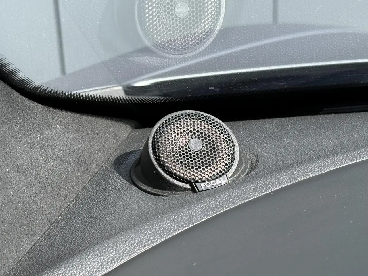 Gros plan sur le haut-parleur Focal intégré au tableau de bord de l'Alpine A110 Gris Tonnerre Mat 2020.