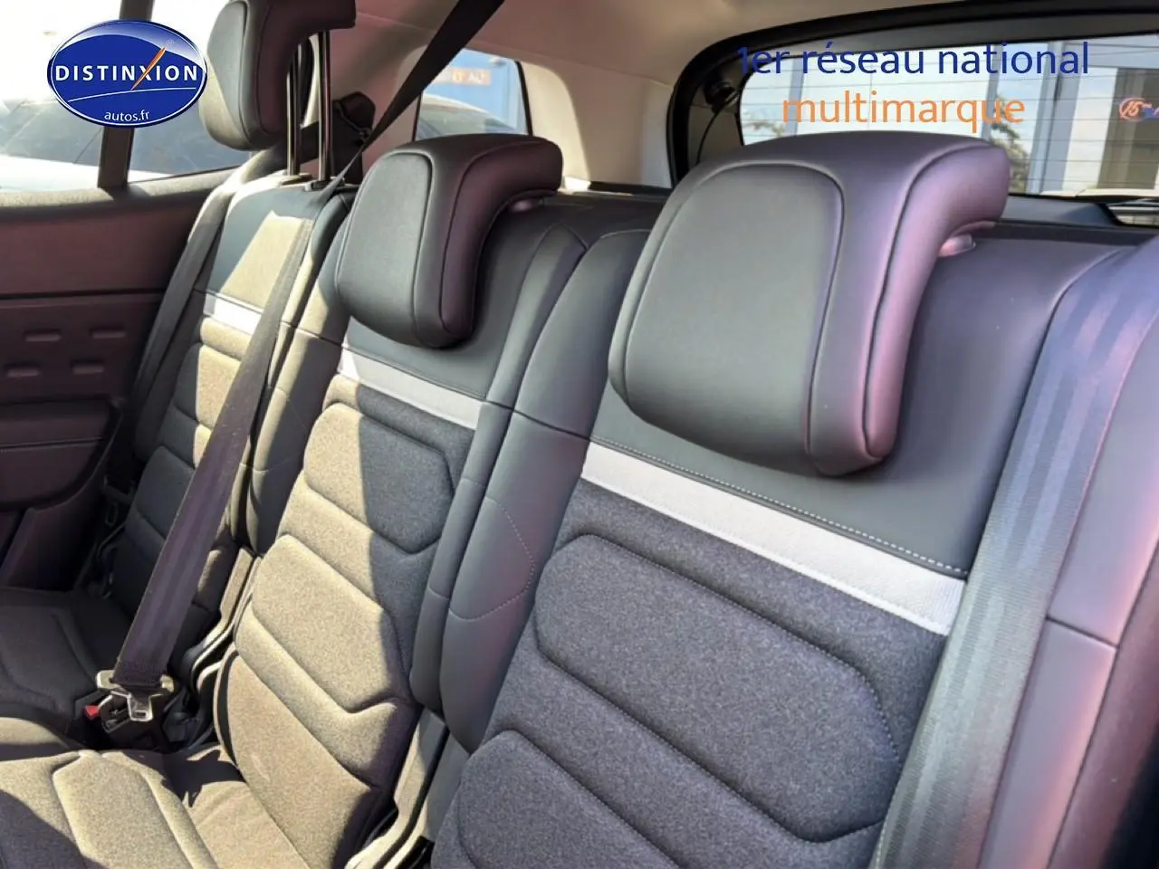 Vue rapprochée des trois sièges individuels arrière en tissu gris avec appuie-têtes dans un Citroën C5 Aircross 2025.